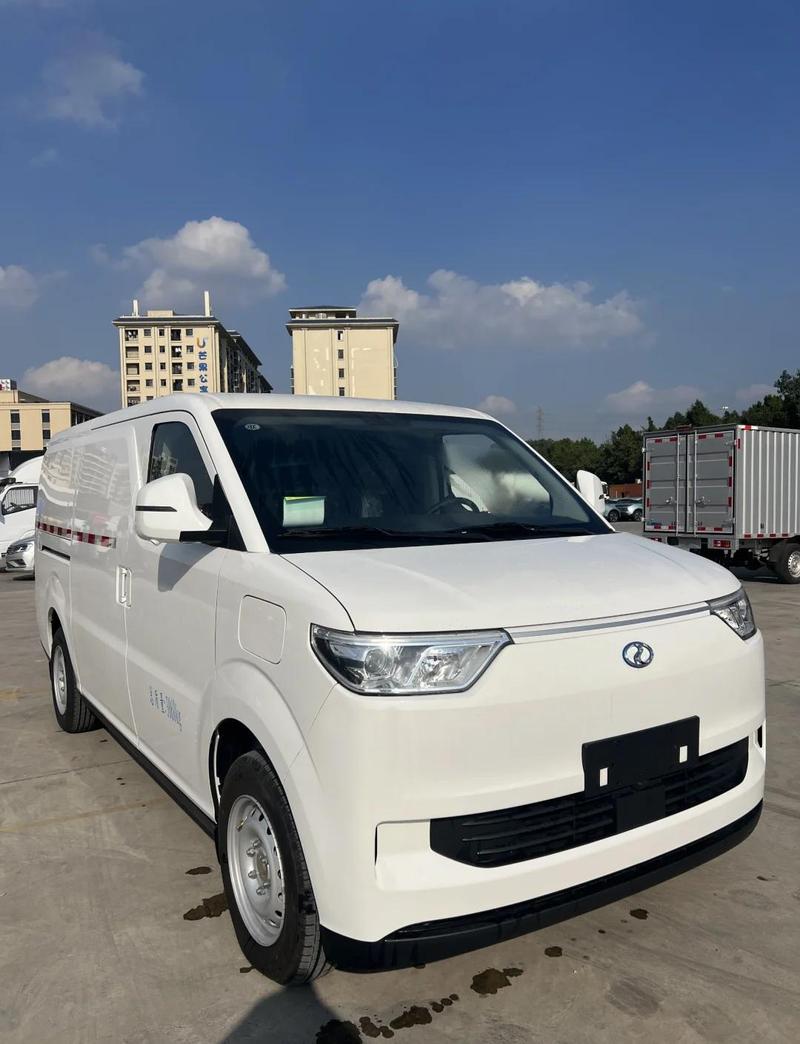 瑞驰ec75电动面包车
